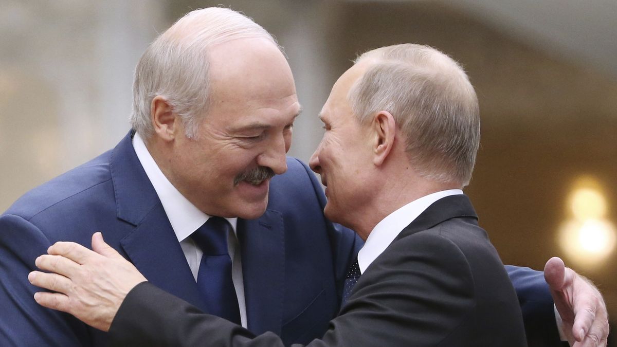 Lukašenko je připraven pozvat ruskou armádu